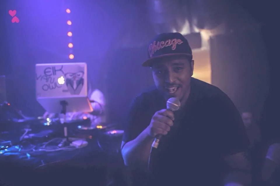 DJ Su am Mikrofon, nah am Publikum