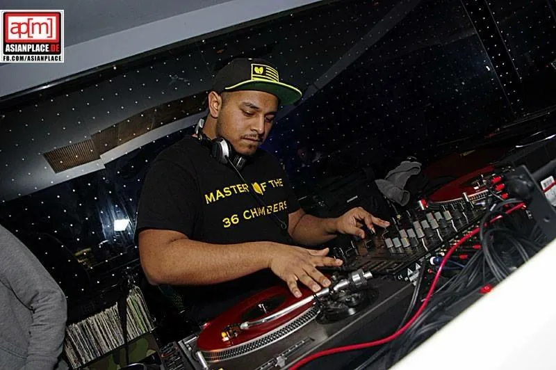 DJ Su beim Auflegen